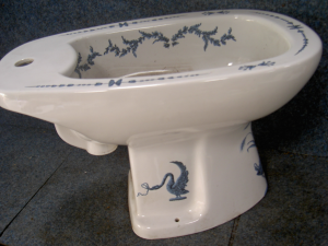 Porcelain de Paris staand bidet delfts